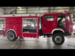RHD&LHD SINOTRUK HOWO Serbatoio d'acqua di colore rosso Camion del fuoco 4000L Capacità per la spruzzatura stradale polifunzionale