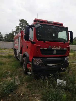 HOWO Serbatoio dell'acqua Camion del fuoco Forma quadrata Dimensione personalizzata