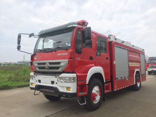Tipo dell'autopompa antincendio forestale 4x2 di HOWO 196kw una capacità della schiuma da 6 tonnellate con la doppia cabina