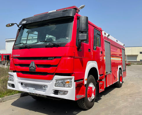 Il camion dei vigili del fuoco resistente 6 di HOWO 310hp ha spinto la capacità della gomma piuma 8000L