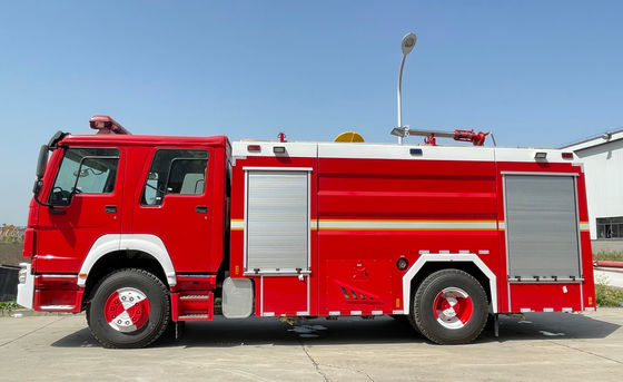 Tipo a ruote resistente del camion dei vigili del fuoco 6 di SINOTRUK 228kw una capacità della schiuma da 8000 litri