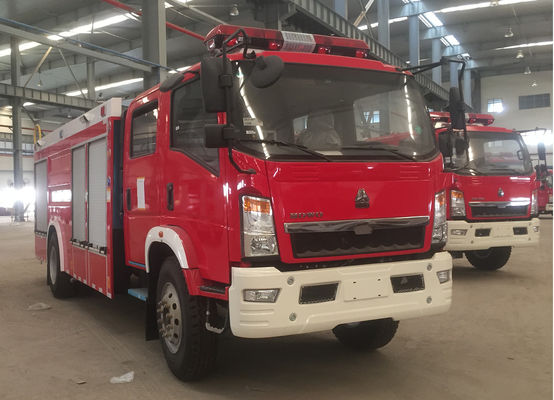 HOWO 6 camion dei vigili del fuoco forestali a ruote piccolo con capacità della schiuma dell'acqua 4000L